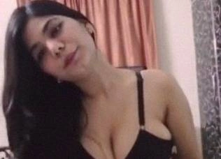 Bangla big boobs wali beauty ne nangi hokar solo maza lete hue apni garam body dikhai