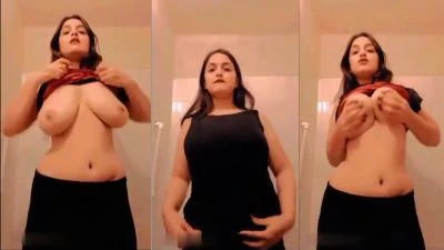 Heavy chested bare beauty strip karke boobs aur rear dikhati